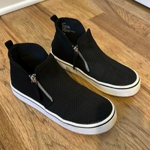 Steve Madden Big Kids’ Jvicey, Black Zip Sneakers